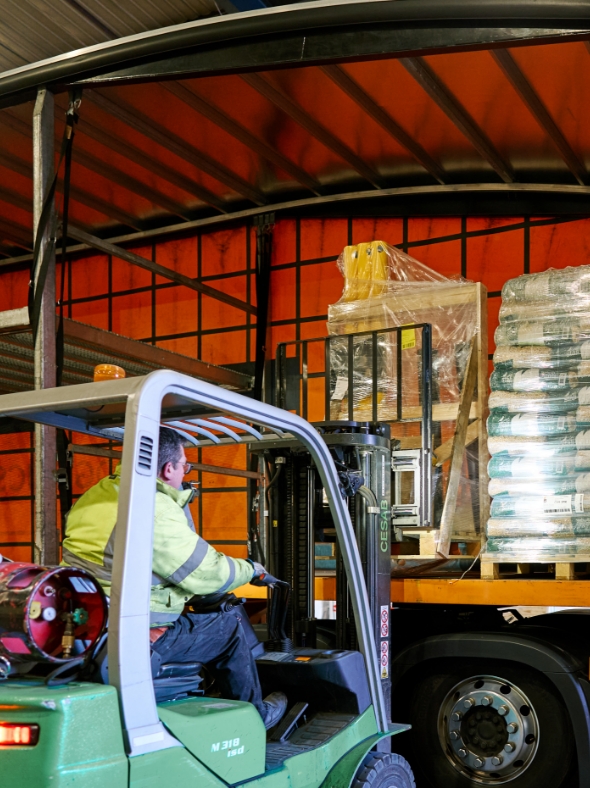Commercial Truck for Pallet Delivery Service